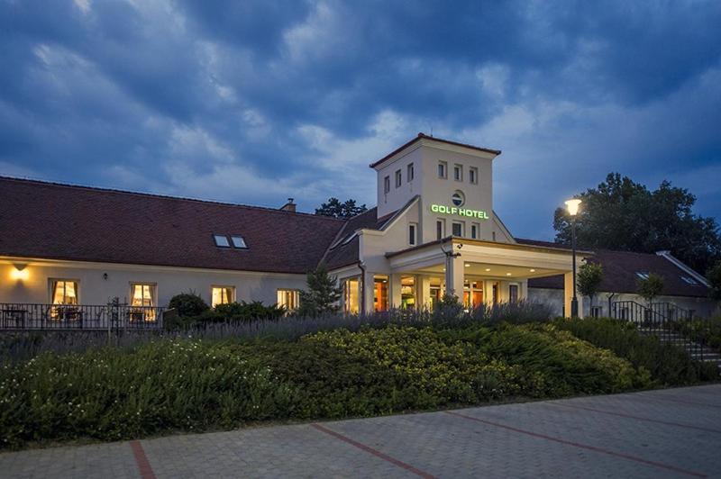 Old Lake Golf Hotel Tata Luaran gambar
