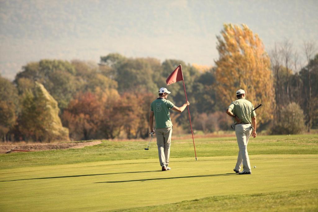 Old Lake Golf Hotel Tata Luaran gambar
