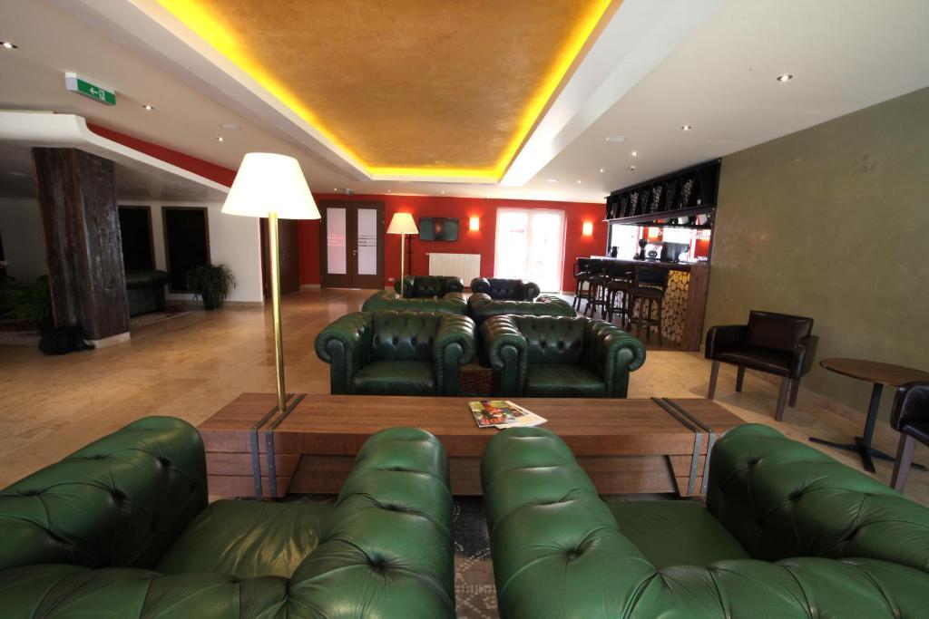 Old Lake Golf Hotel Tata Luaran gambar